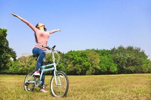 Đạp xe đạp giúp chị em phụ nữ có đôi chân thon gọn
